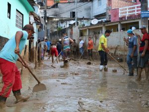 Comerciantes vendem galão de água a R$ 40 e macarrão a R$ 20 em meio a tragédia em SP