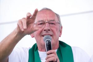 Políticos lamentam morte de padre Jaime Crowe, referência da luta contra a violência