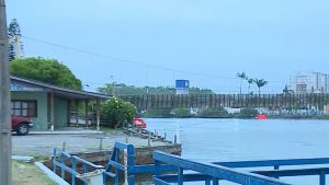 Ponte entre Santa Catarina e Rio Grande do Sul desaba com 100 foliões; vídeo mostra acidente