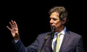 Rumores de um golpe de Estado levaram Lula a prorrogar desoneração de combustíveis até hoje, diz Haddad