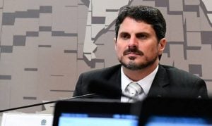 Marcos do Val retoma o mandato e pede que o Senado 'não fique de joelhos'