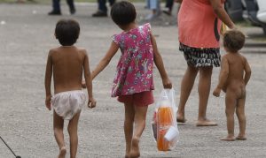 Indígenas yanomami com alta hospitalar voltam para o território