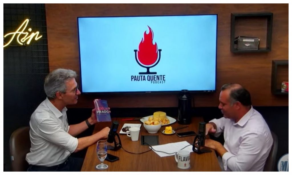 ‘Ela trabalha aqui?’, pergunta Zema ao ganhar livro de Adélia Prado em rádio