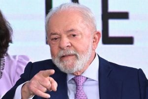 'A economia vai crescer mais do que os pessimistas estão prevendo', diz Lula