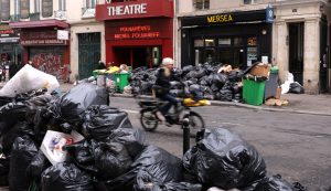 Ruas de Paris acumulam toneladas de lixo devido a greve de garis contra reforma da Previdência