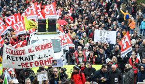 Senado francês aprova polêmica reforma previdenciária