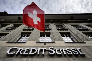 Credit Suisse recorre a ajuda bilionária de Banco Central e ações começam dia em alta