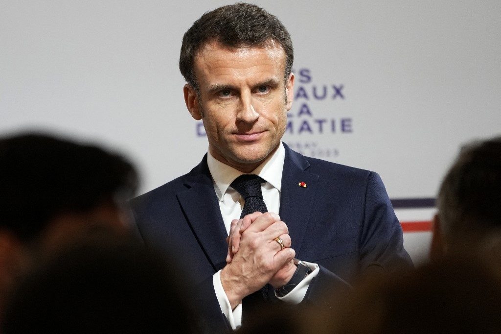 Macron não recua de reforma e compara violência de protestos na França com 8 de janeiro no Brasil
