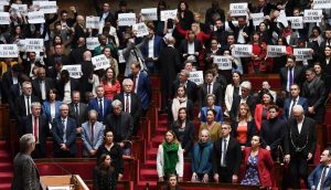 Oposição na França apresenta moção de censura contra governo por polêmica reforma
