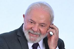 Deputado bolsonarista quer impedir Lula de utilizar vermelho em peças oficiais do governo