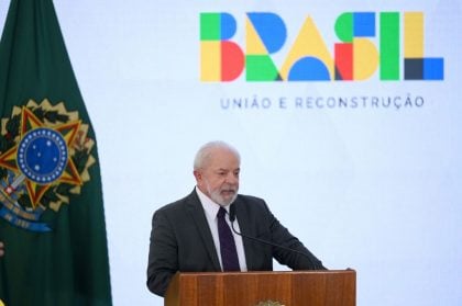 Lula assina decreto para que negros ocupem pelo menos 30% dos cargos comissionados no governo