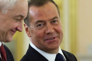 Prisão de Putin seria o equivalente a 'declarar guerra' à Rússia, alerta Medvedev