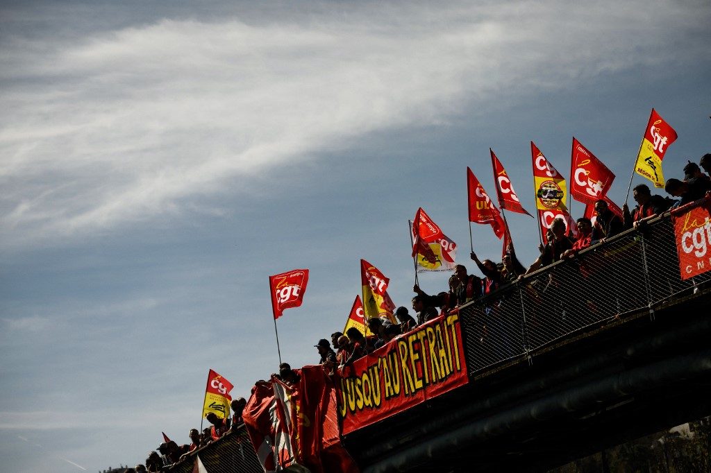 Sindicatos prometem parar a França, em primeira greve após aprovação da reforma da Previdência