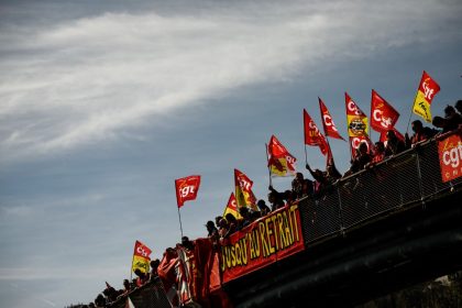 Sindicatos prometem parar a França, em primeira greve após aprovação da reforma da Previdência