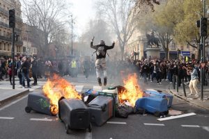 Violência marca mais um dia de protestos na França, com 472 prisões em todo o país