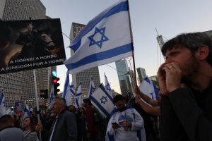Israel: Benjamin Netanyahu anuncia 'pausa' na reforma judicial em meio a protestos