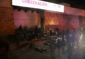 Funcionários de centro de migrantes incendiado no México não agiram para retirar detidos, diz procuradoria