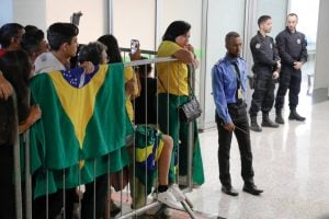Recepção a Bolsonaro em Brasília após 'fuga' aos EUA 'flopou', diz Alexandre Padilha