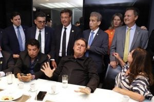 Bolsonaro reclama da falta de carro blindado na volta ao Brasil; governo Lula diz que ele não tem direito