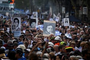 Argentinos vão às ruas e dizem ‘nunca mais’ à ditadura; veja imagens