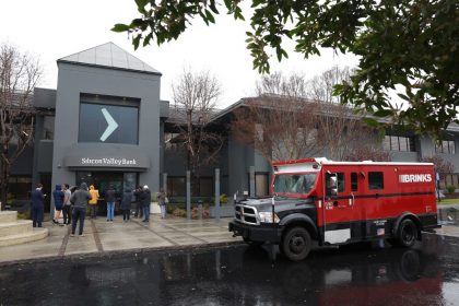 CEO do Silicon Valley Bank vendeu US$ 3,6 milhões em ações dias antes da falência, revela jornal