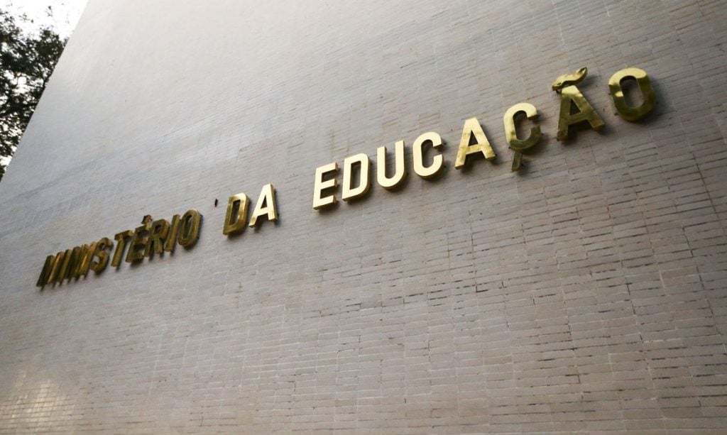 MEC aprova resolução que prevê metade da formação de professores de modo presencial