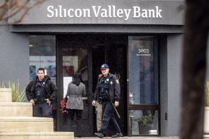 Reguladores dos EUA admitem parte da culpa por quebra de bancos