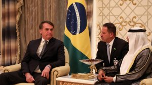 Bolsonaro usou avião da FAB para trazer fuzil que ganhou de príncipe