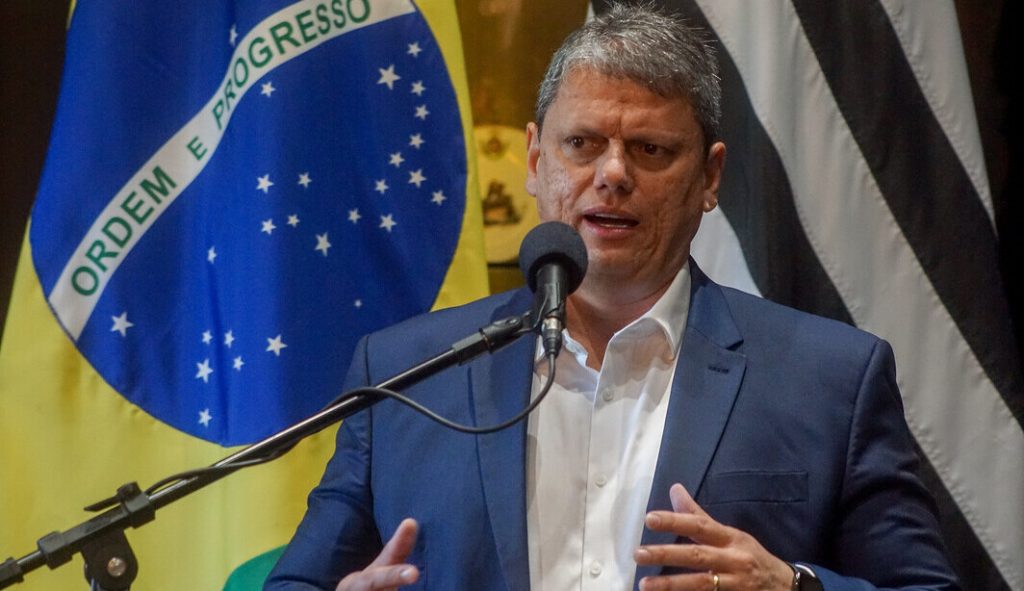 Tarcísio estuda colocar policiais da reserva de forma permanente em escolas de SP