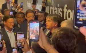 Na sede do PL, Bolsonaro justifica longa estadia nos EUA: ‘Para ter uma visão melhor do Brasil’