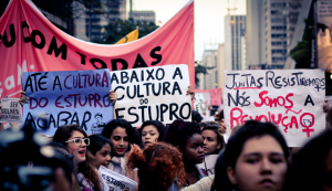 A cada minuto, duas mulheres são estupradas no Brasil – a maioria em suas próprias casas