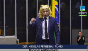 No Dia da Mulher, Nikolas Ferreira põe peruca e faz discurso transfóbico na Câmara