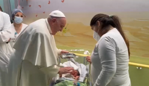 Papa se recupera no hospital e visita crianças internadas