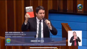 MPF vai investigar deputado do MS que exibiu livro de Hitler em plenário