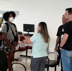 Na USP, policiais ostentam fuzil ao entregar intimação a estudante negra