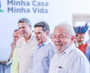 Lula entrega 1.440 unidades do Minha Casa, Minha Vida com críticas ao golpe e a Bolsonaro