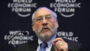 Taxa de juros no Brasil é ‘chocante’ e mataria qualquer economia, diz Stiglitz, vencedor do Nobel