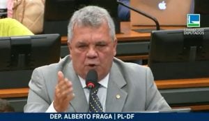 Deputado bolsonarista ameaça André Janones em sessão da Câmara: ‘Não uso chupeta, uso revólver’