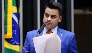 Deputado expulso do PL após 'fazer o L' se filia ao MDB