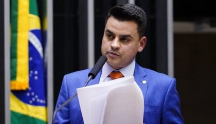 Deputado expulso do PL após ‘fazer o L’ se filia ao MDB