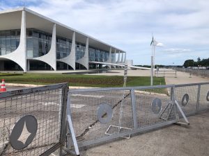 Praça dos Três Poderes tem segurança reforçada na véspera da volta de Bolsonaro