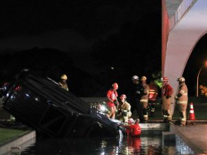 Carro cai no espelho d'água do Palácio do Planalto; veja imagens