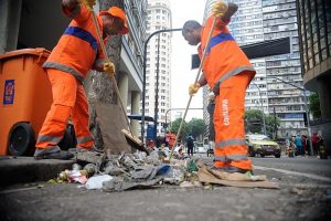Essenciais, mas desvalorizados: trabalhadores-chave têm remuneração defasada e pouco acesso à proteção social