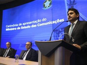 Lula convoca ministro das Comunicações e indica chance de demiti-lo