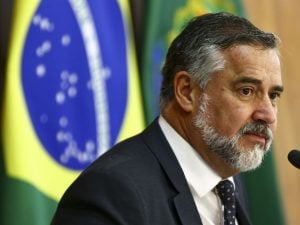 Onda de fake news sobre tragédia no RS é ‘uma questão industrial, planejada’, diz Paulo Pimenta