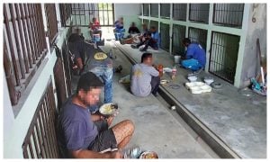 Trabalhadores almoçam em canil em obra da prefeitura de Joinville; denúncia chega ao MPT