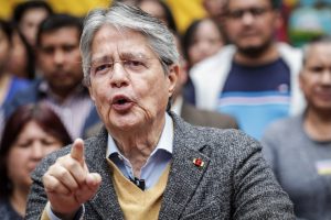 Sob risco de impeachment, Lasso autoriza posse e porte de armas no Equador