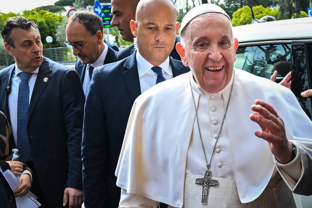 ‘Ainda estou vivo’: Papa Francisco deixa o hospital em Roma