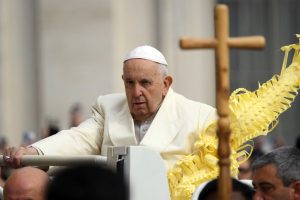 Um dia após sair do hospital, Papa Francisco celebra missa do domingo de Ramos