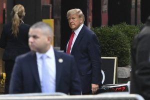 Trump chega a Nova York para se apresentar à Justiça; veja imagens